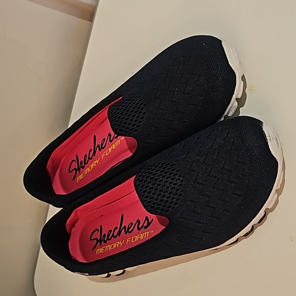 Woman Skechers memory foam US7.5 Slip on ultra lightweight
